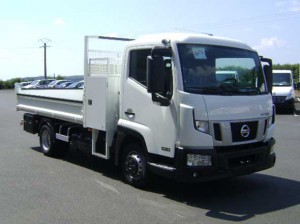Benne et coffre sur NISSAN NT 500