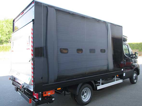 IVECO Daily fourgon hayon noir